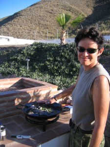 Sue beim Paella kochen
